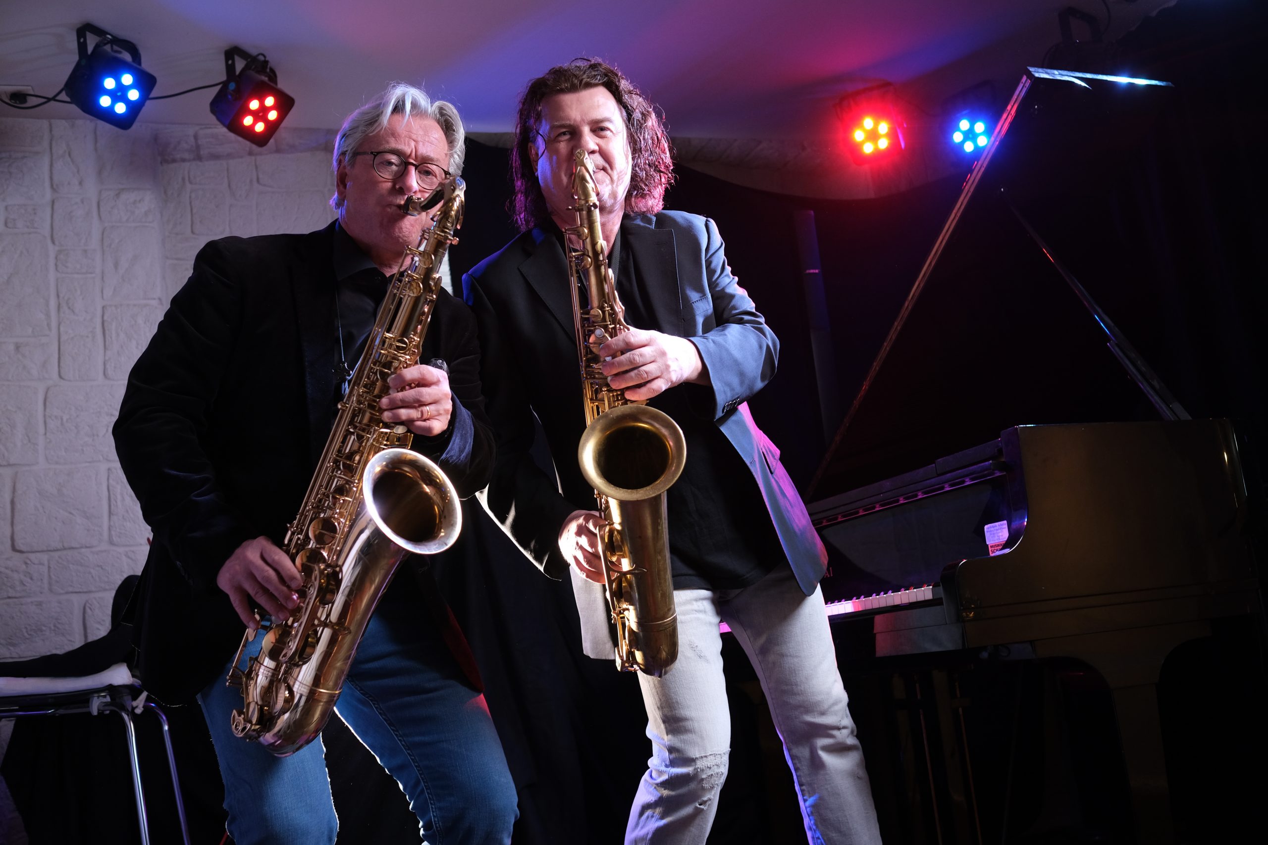 Jochen Hillesheim als Gitarrist, Saxofonist und Conferencier der „Sinnfony Blues Boys“ – der Hausband des Restaurants „Sinnfony“ in Oberwinter.