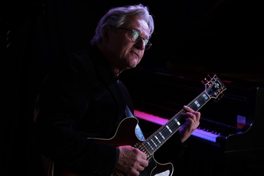 Der Musiker Jochen Hillesheim auf einer Bühne am Gitarre spielen